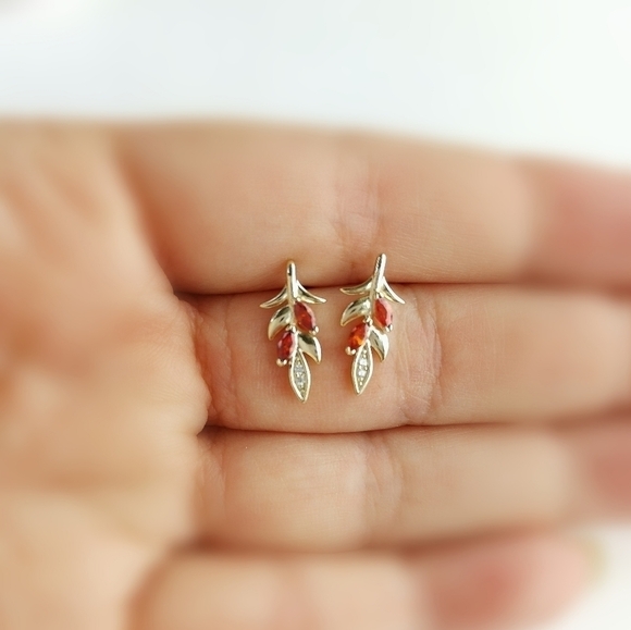 14k gold Garnet and White Topaz  stud earrings 🆕 - Picture 6 of 9